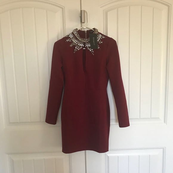 Dresses & Skirts - BRAND NEW WITH TAGS GORGEOUS BURGUNDY DRESS 👑